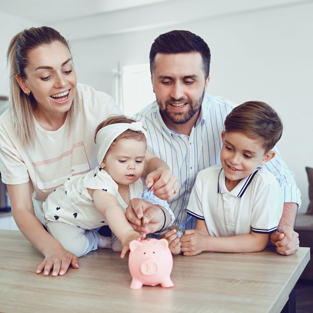 familia feliz poupando dinheiro