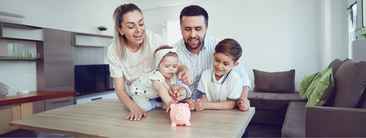 familia feliz poupando dinheiro