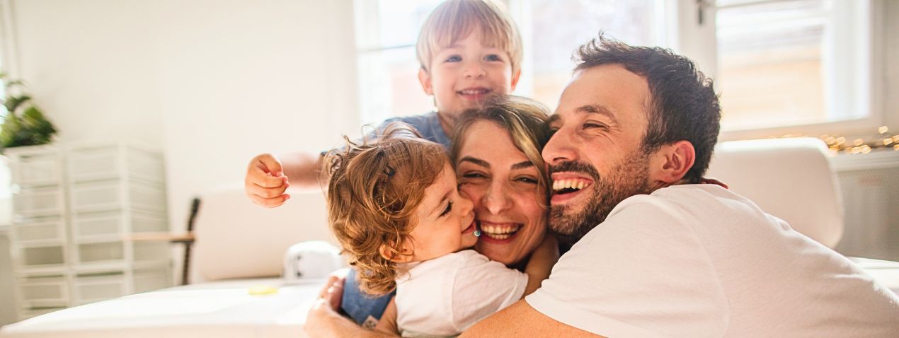 familia feliz sorrindo e se abraçando